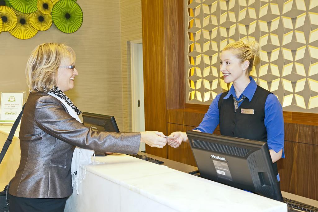 Coast Kamloops Hotel & Conference Centre Екстер'єр фото